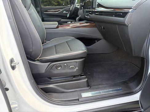 Used 2024 Cadillac Escalade Premium Luxury AWD/4WD image 13