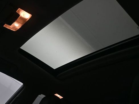 Used 2019 Toyota Highlander SE image 17