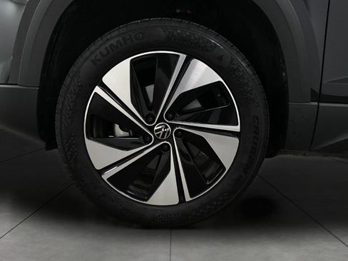 Used 2025 Volkswagen Taos SE AWD/4WD image 12