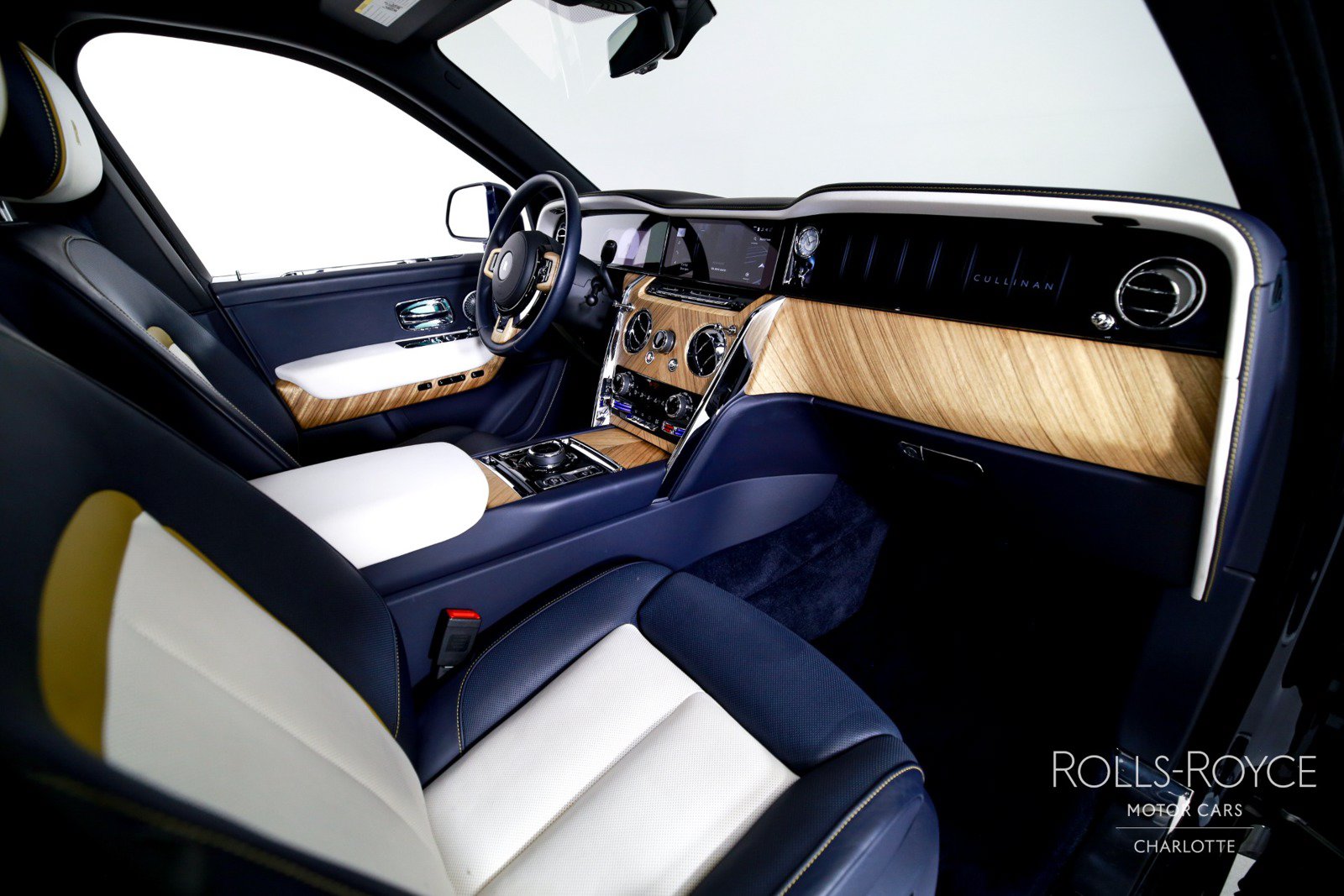 Certified 2025 Rolls-Royce Cullinan AWD/4WD image 39