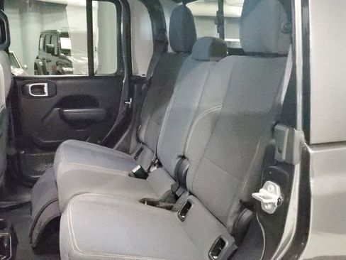 Used 2025 Jeep Gladiator Sport image 13