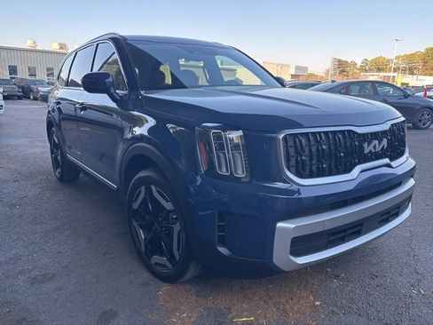 Used 2024 Kia Telluride EX w/ EX Captain's Chair Package image 3