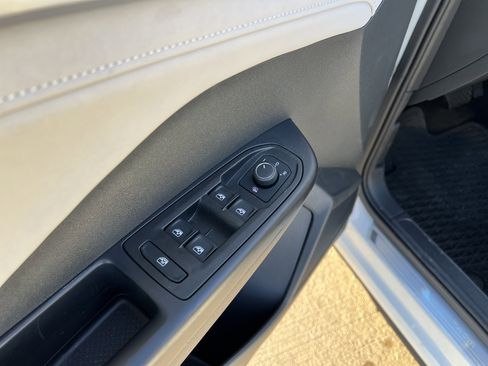 Certified 2025 Volkswagen Taos SE w/ Panoramic Sunroof Package FWD image 14