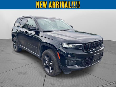 Used 2023 Jeep Grand Cherokee Altitude AWD/4WD image 6