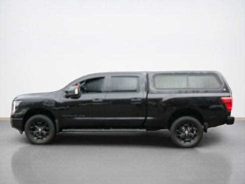 Used 2018 Nissan Titan SL w/ Midnight Edition AWD/4WD image 6