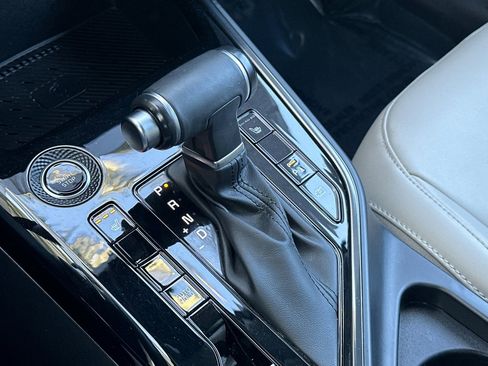 Used 2023 Kia Niro EX image 16