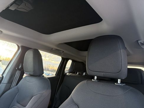 Used 2019 Jeep Renegade Latitude w/ Safety & Security Group II image 12