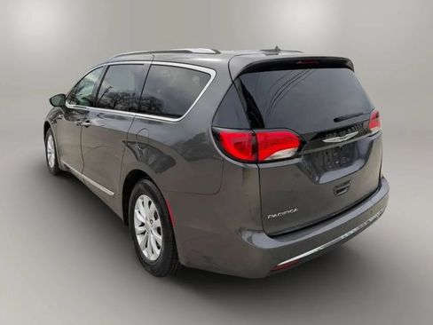 Used 2019 Chrysler Pacifica Touring-L FWD image 5