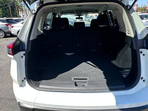 Used 2024 Nissan Rogue S FWD image 19
