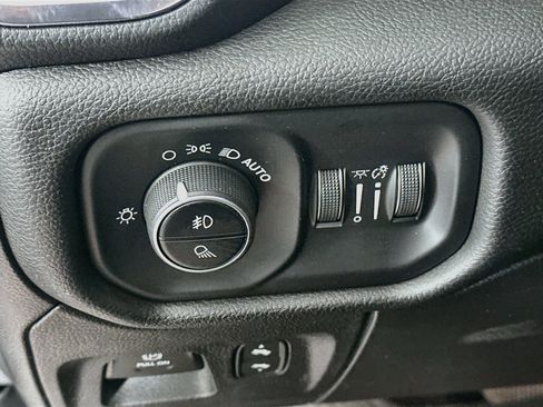 Used 2022 RAM 1500 Laramie AWD/4WD image 17