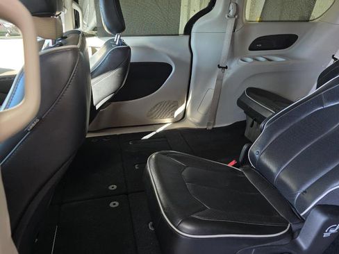 Used 2023 Chrysler Pacifica Limited image 8