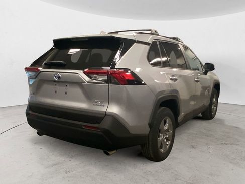 Used 2022 Toyota RAV4 XLE w/ Convenience Package AWD/4WD image 5