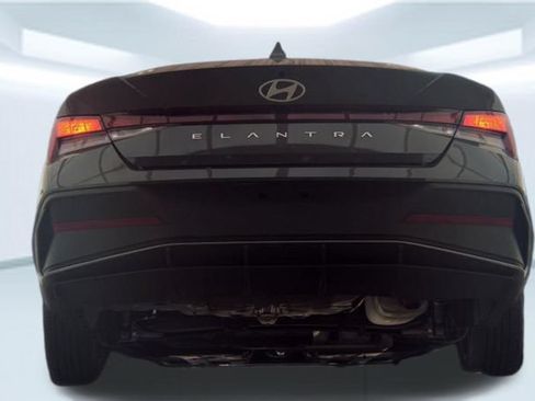 Used 2025 Hyundai Elantra SE FWD image 13