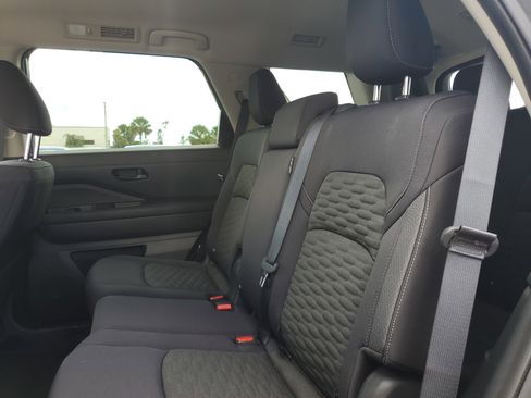 Used 2024 Nissan Pathfinder S image 15