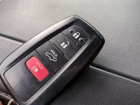 Used 2022 Toyota Highlander LE FWD image 30