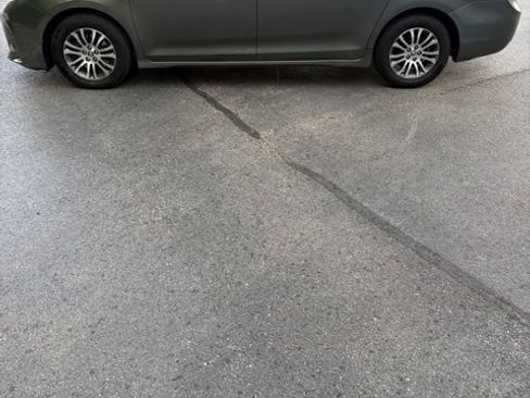 Used 2019 Toyota Sienna XLE w/ XLE Navigation Package FWD image 2