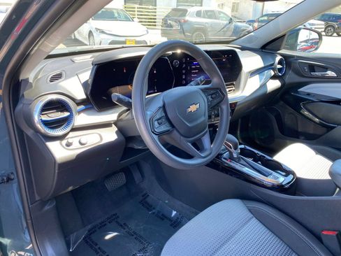 Used 2025 Chevrolet Trax LT FWD image 33