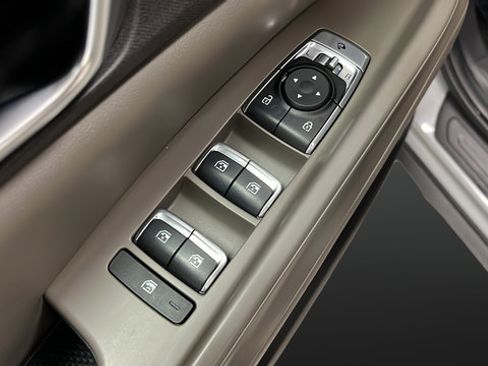 Used 2025 Kia Carnival EX FWD image 21