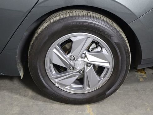 Used 2025 Hyundai Elantra SE FWD image 34