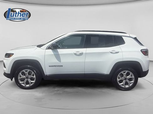 Used 2025 Jeep Compass Latitude AWD/4WD image 2