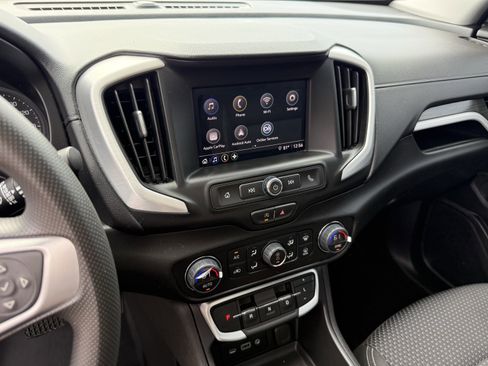 Used 2024 GMC Terrain SLE w/ Driver Convenience Package image 19