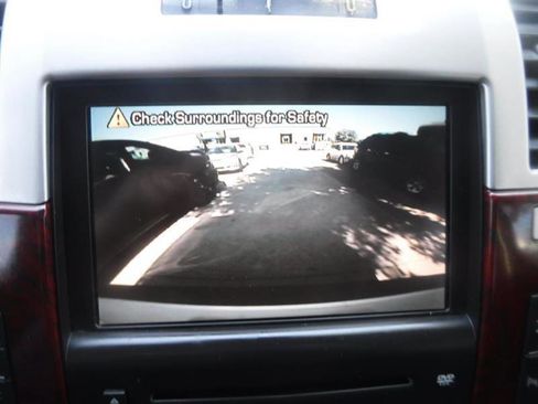 Used 2011 Cadillac Escalade Luxury image 40