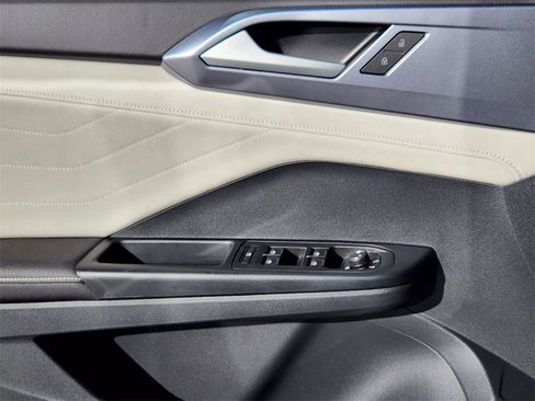 New 2025 Volkswagen Taos SEL image 4