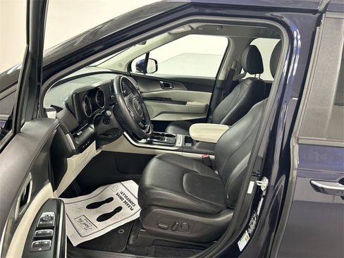 Used 2024 Kia Carnival LX image 9