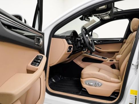 Certified 2026 Porsche Macan AWD/4WD image 9
