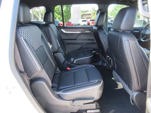 Used 2025 GMC Acadia Denali FWD image 30