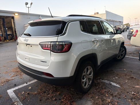 Used 2024 Jeep Compass Latitude AWD/4WD image 4