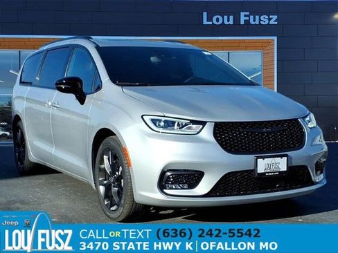 New 2026 Chrysler Pacifica Limited w/ S Appearance Package FWD image 1