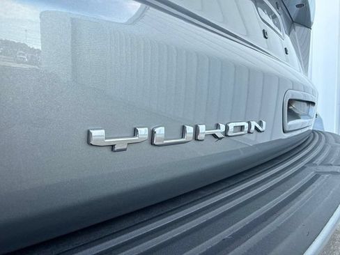 Used 2024 GMC Yukon XL SLT w/ SLT Premium Package AWD/4WD image 9