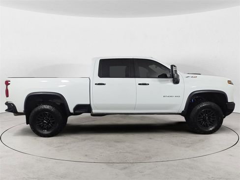 Used 2024 Chevrolet Silverado 2500 ZR2 w/ Technology Package image 6