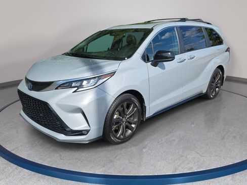 Used 2024 Toyota Sienna XSE FWD image 1