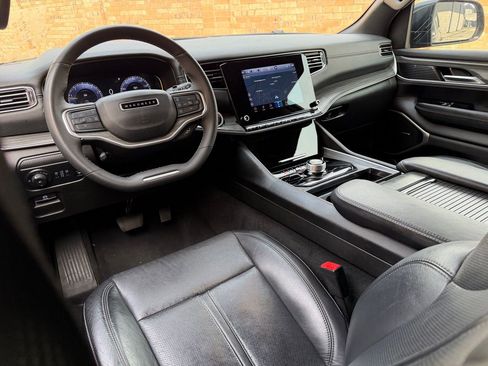 Used 2024 Jeep Wagoneer L Series II w/ Flexible Seating Group image 4