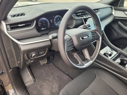 New 2025 Jeep Grand Cherokee Laredo image 9