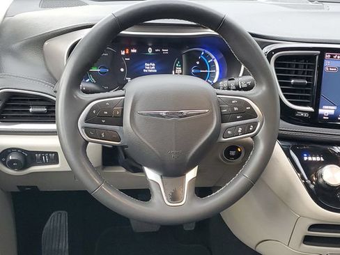 Used 2024 Chrysler Pacifica Limited FWD image 13