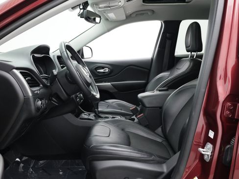 Used 2019 Jeep Cherokee Latitude Plus w/ Comfort/Convenience Group FWD image 24