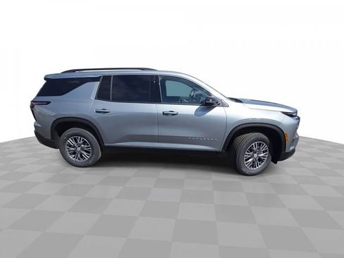 Used 2025 Chevrolet Traverse LT w/ LPO, Floor Liner Package FWD image 9