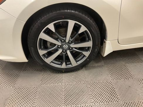 Used 2016 Nissan Altima 2.5 SR w/ LED Appearance Package image 15