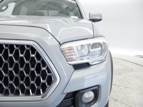 Used 2018 Toyota Tacoma TRD Off-Road AWD/4WD image 12