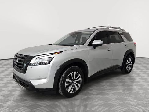 Used 2024 Nissan Pathfinder SL w/ Black Appearance Package FWD image 4