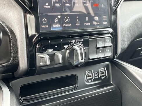 Used 2023 RAM 1500 4x4 Crew Cab image 32