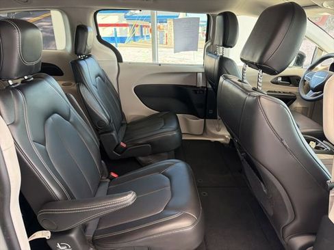 Used 2024 Chrysler Pacifica Touring-L image 11