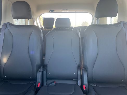 Used 2024 Kia Carnival LX image 18