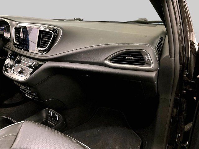 Used 2019 Chrysler Pacifica Limited w/ Advanced Safetytec Group FWD image 15