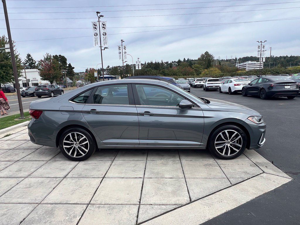 Used 2025 Volkswagen Jetta SE FWD image 8
