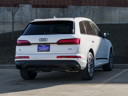 Certified 2025 Audi Q7 2.0T Premium w/ Convenience Plus Package image 4