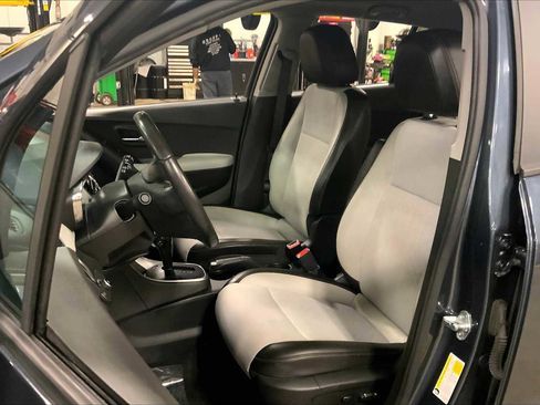 Used 2022 Chevrolet Trax LT w/ LT Convenience Package image 6